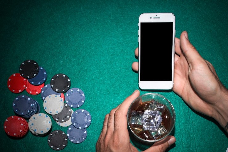 Pengguna membaca syarat bonus dengan teliti